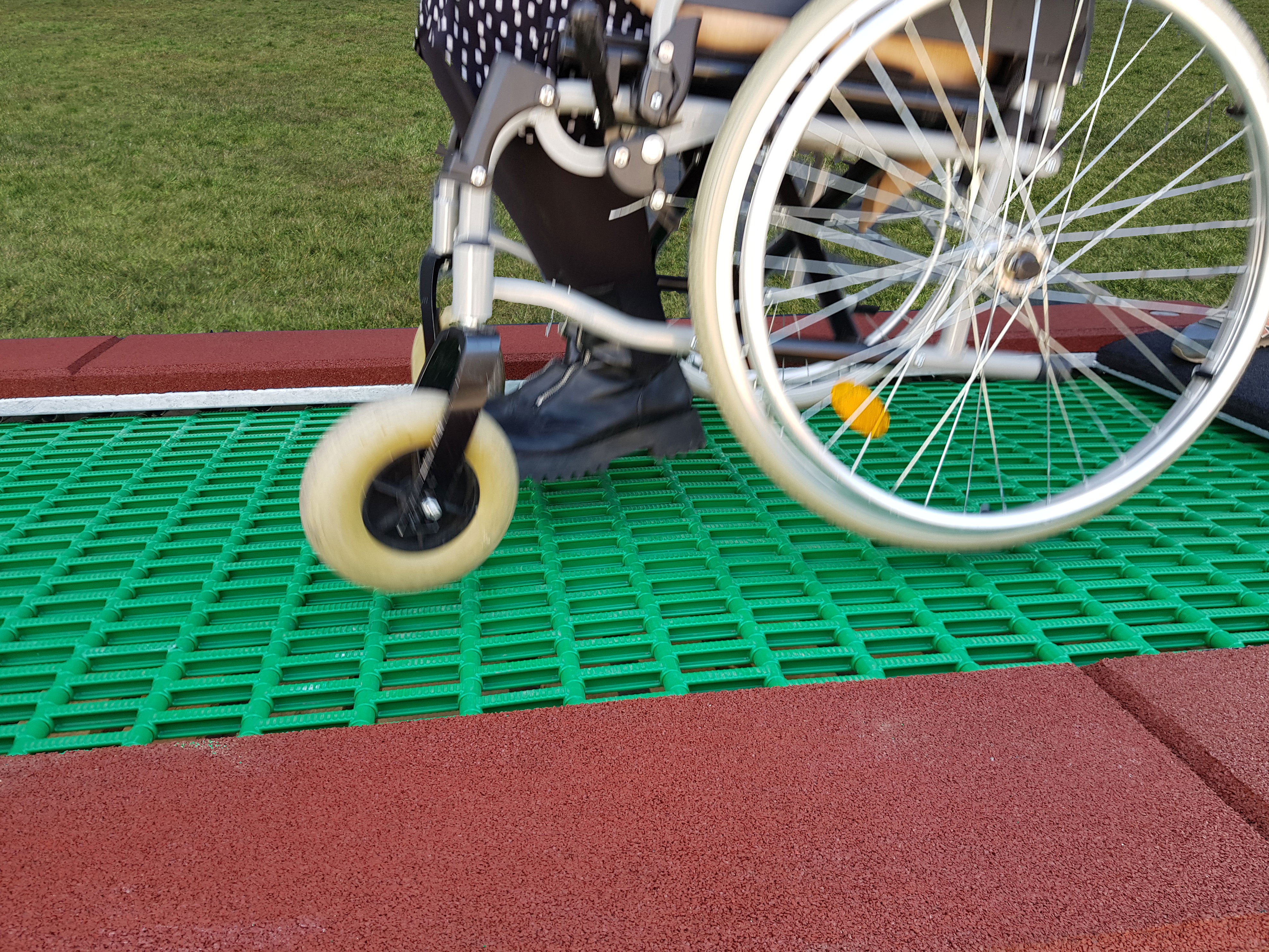 Trampolines de sol PMR adpatés pour les fauteuils roulants